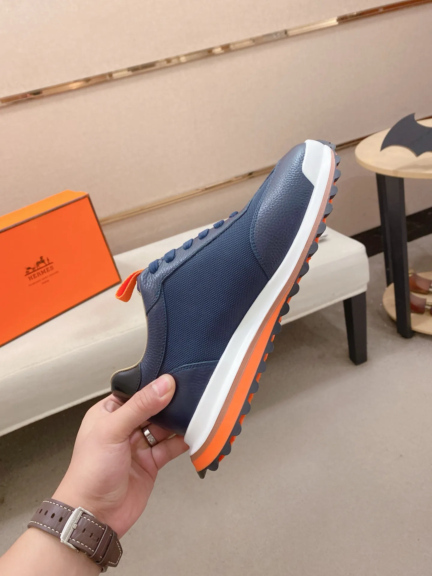 Men's shoes💰: 640💰HERMES/Hermes Leader sneakers! Tech twill, calfskin and suede goatskin sneakers featuring paneled multicolor twill, calfskin and suede. Lightweight geometric sole for a stylish urban look. Product details: White and orange rubber sole Black rubber sole with orange rubber insert Light natural leather insert White rubber toe cap Beige lambskin insole and lining Cotton strap, rubber lettering Sole height: 4cm Size: 38-39-40-41-42-43-44 (45.46 custom-made)